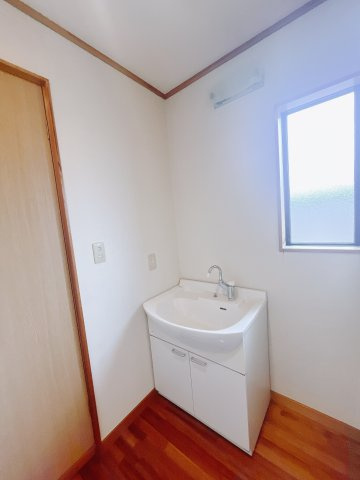 【中古戸建】太田市東金井町の独立洗面台|■洗面室｜大きな鏡で朝の身支度もラクラク♪毎日の忙しい準備が楽しくなる洗面所です(^^♪