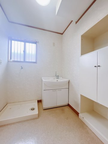 【中古戸建】太田市東金井町の独立洗面台|■洗面室｜洗濯機を置いてもゆとりある広さの洗面脱衣室です☆