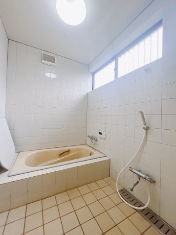 【中古戸建】太田市東金井町の浴室|■浴室｜大人が足を伸ばしても入れる広々浴槽ですので、肩まで浸かって体全体をしっかり温められます♪