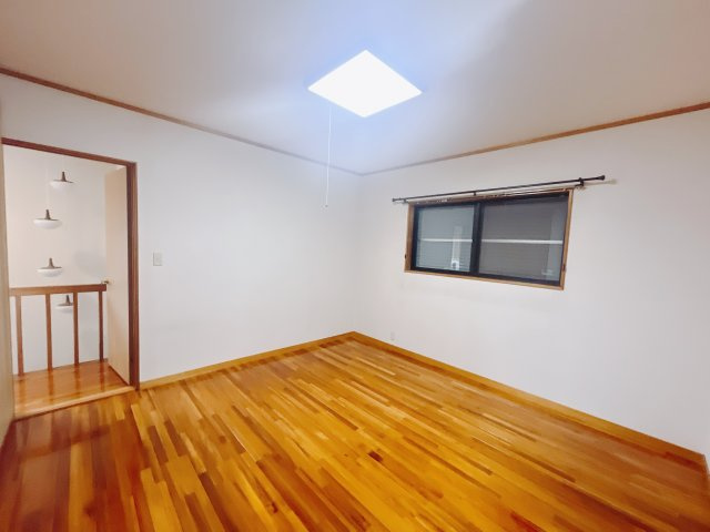 【中古戸建】太田市東金井町の洋室|■2階洋室｜お子様の一人部屋にピッタリな洋室。木のぬくもりを感じるフローリングは、天然木の味わいが時とともに深みを増していきます。また、傷にも強く、フリーワックスでお手入れもラクラクです♪