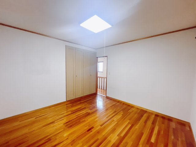 【中古戸建】太田市東金井町の洋室|■2階洋室｜子供部屋のメリットは「自立心を養うことができる」「自分で整理整頓できるようになる」そして、お子様が成長した際には「プライバシーを確保できる」といい事だらけ♪