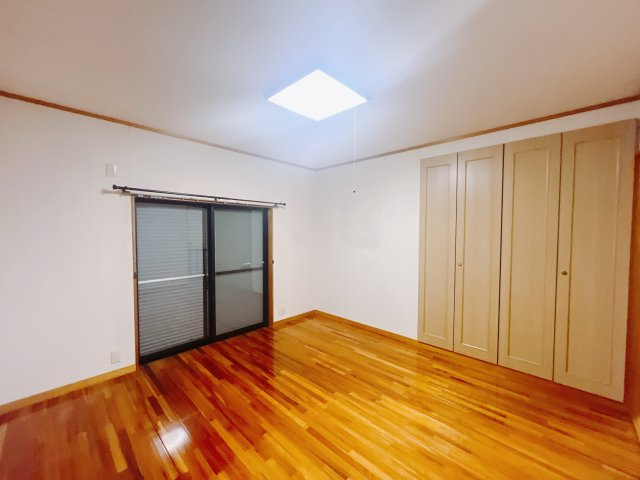 【中古戸建】太田市東金井町の洋室|■2階洋室｜2階各居室には収納をご用意しています♪常にお部屋を綺麗に保てます！小さなお子様も自然とお片付けができるようになるのでうれしいですよね！