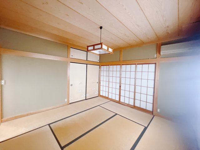 【中古戸建】太田市東金井町の和室|■2階和室｜和室の押入れには、予備の布団や枕、座布団などをすっきり収納することができます。