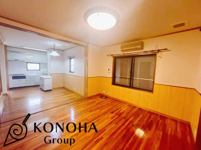 【中古戸建】太田市東金井町の居間・リビング|■リビング｜窓から射し込む陽射しが縦横に広がり、あたたかな空間が形づくられています。ここはご家族の笑顔集まる憩いの空間です( ＾＾ )