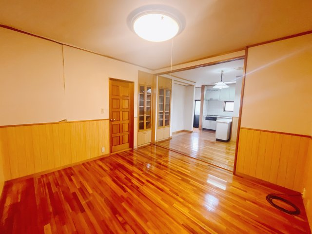 【中古戸建】太田市東金井町の居間・リビング|■リビング｜時の流れと共に陽射しは装いを変え空間に新たな彩りを与えます。一日中家に居ても飽きることなく過ごすことができる素敵な空間です♪