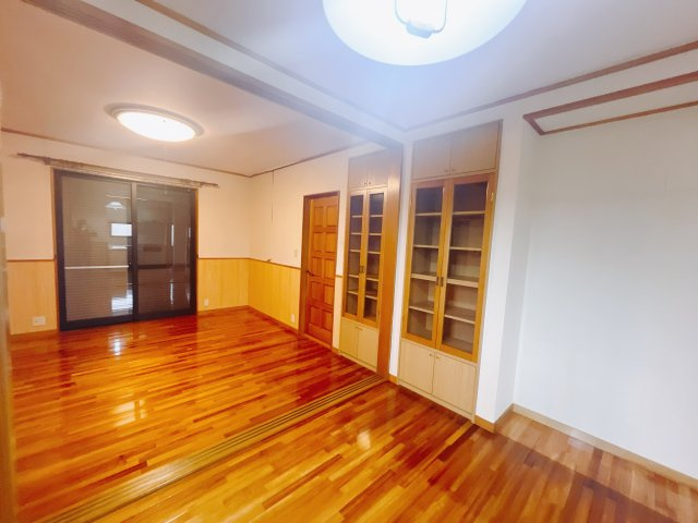 【中古戸建】太田市東金井町の居間・リビング|■リビング｜陽当たり良好のリビングダイニング♪賃貸では叶わなかった、お友達とのホームパーティや大音量で映画やテレビを楽しむことができます(*^^*)