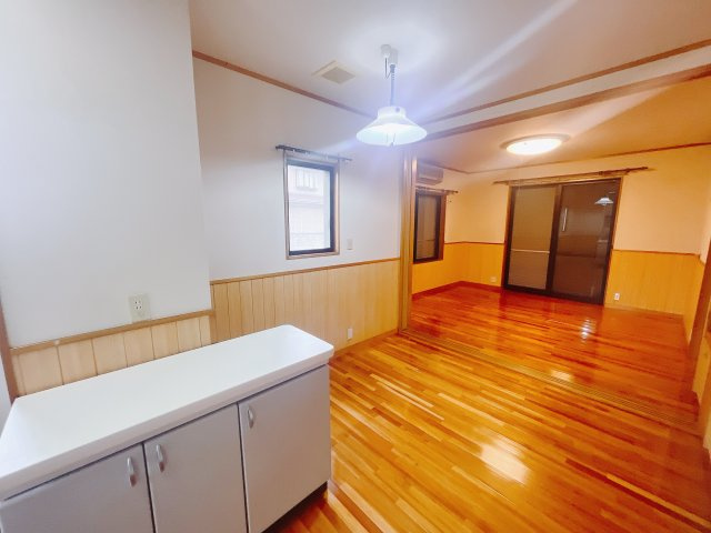 【中古戸建】太田市東金井町の居間・リビング|■リビング｜落ち着きのある表情を見せるリビングダイニング。太陽の光がたっぷり差し込むリビングは、自然とご家族が集まる居心地の良い空間です。