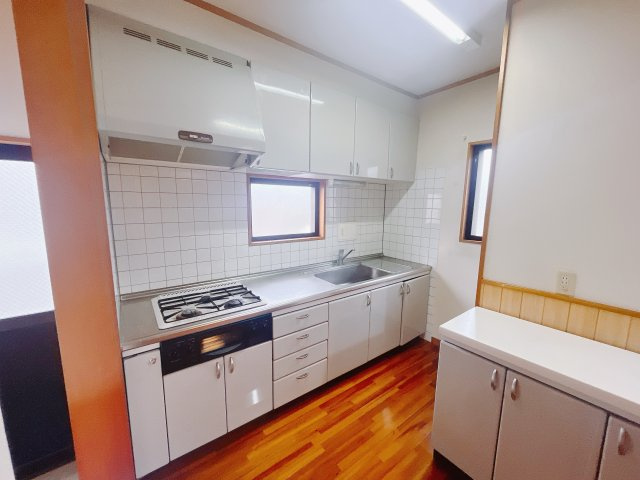 【中古戸建】太田市東金井町のキッチン|■キッチン｜ワークトップ下には、圧力鍋やパスタ鍋などのかさばる調理器具もラクラク収納可能なスライド収納！ものが溢れがちなキッチン回りもスッキリきれいに管理ができます♪