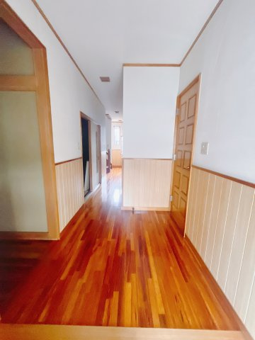 【中古戸建】太田市東金井町の玄関|■玄関｜毎日の「いってらっしゃい」や「お帰りなさい」を大切なご家族と過ごす玄関は〈使いやすさ〉を追求しております。玄関横の物入は急な来客時でもさっとお片付けできるスペースを確保しています。