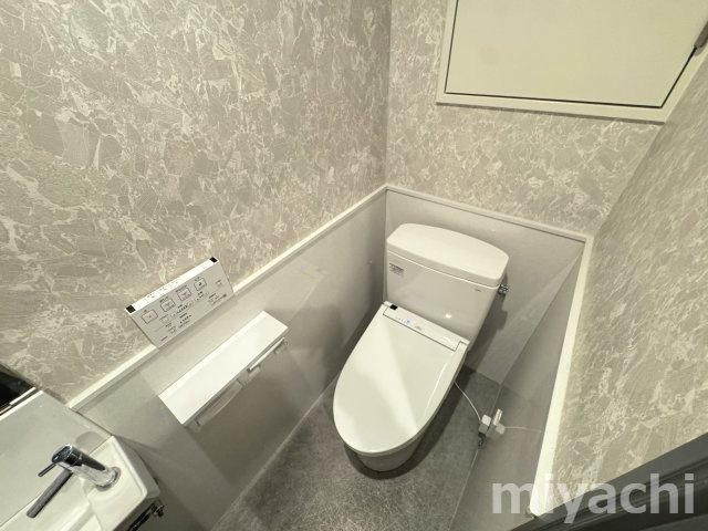 クイーンズスクエアビル