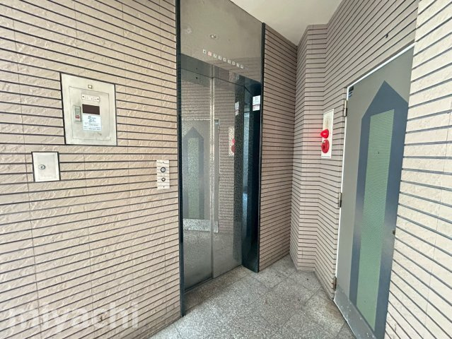 クイーンズスクエアビル