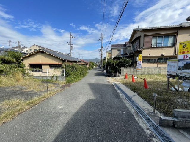 東香里元町　売地（建築条件なし）の前面道路含む現地写真