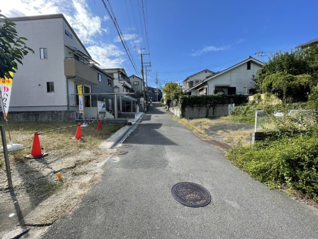 東香里元町　売地（建築条件なし）の前面道路含む現地写真