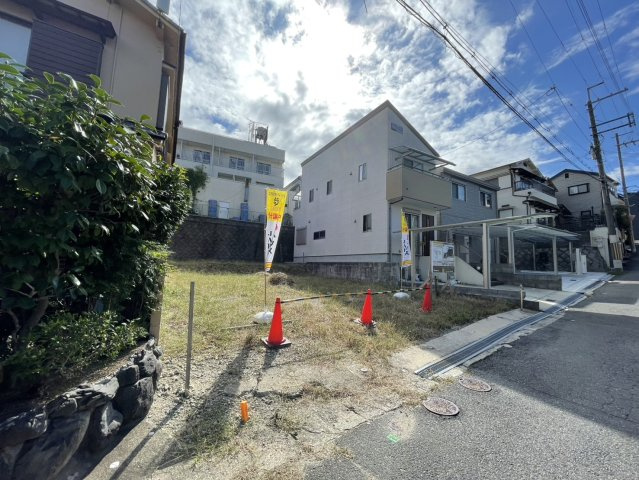 東香里元町　売地（建築条件なし）の前面道路含む現地写真