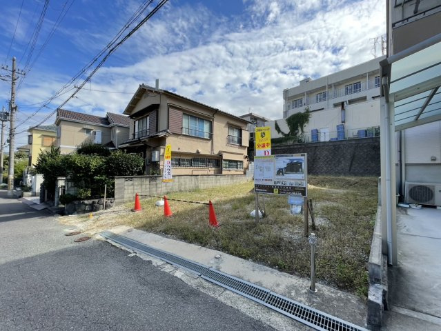 東香里元町　売地（建築条件なし）の前面道路含む現地写真