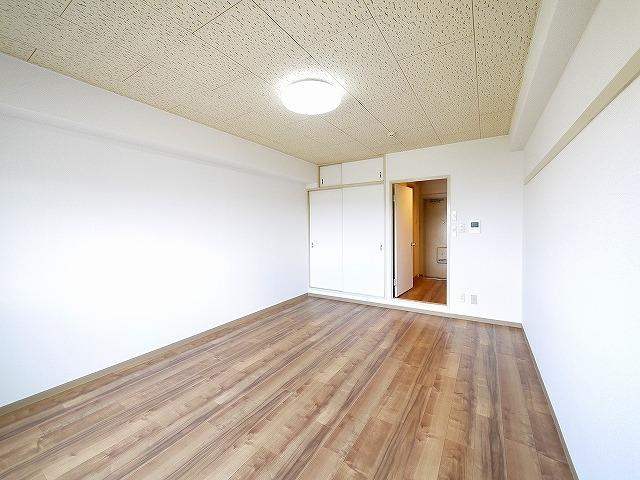 ヴィエンシャトレー小池の居間・リビング|こちらのリビングで趣味の時間をお楽しみください