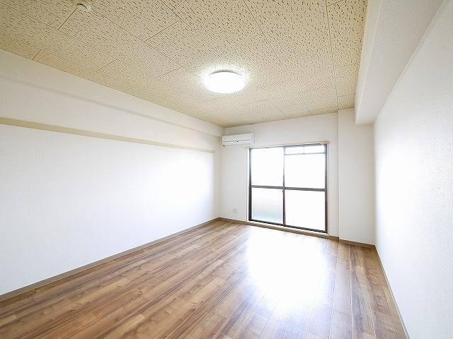 ヴィエンシャトレー小池の洋室|落ち着いた色調の洋室です