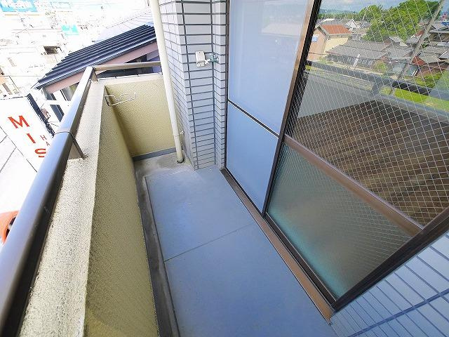 ヴィエンシャトレー小池のバルコニー|外からの目が気にならないバルコニーで洗濯物が干せます