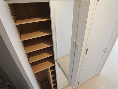【玄関】 | KMS新生水木通 | シューズＢＯＸには鏡付きです