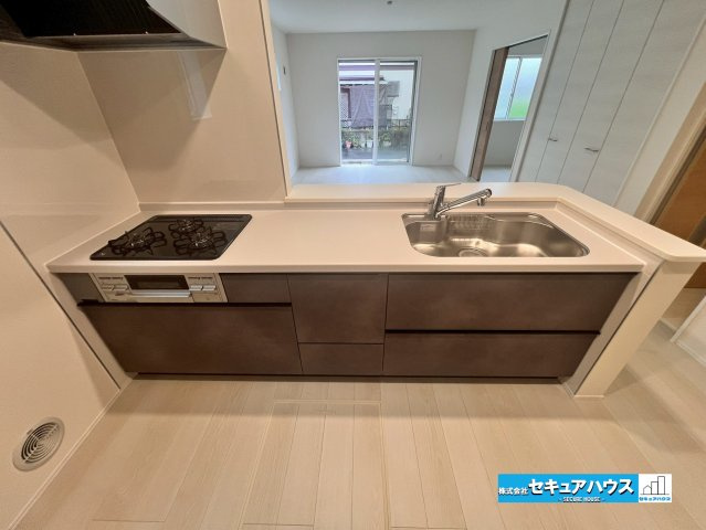 【今からご案内可能】東郷町白鳥1丁目　全2棟のキッチン|【キッチン】
◆同時にたくさんの料理が調理できる。「焼く・蒸す・煮る」の工程を同時進行で進めることができるので、料理を素早く作ることができます。育児でバタバタ忙しいママに嬉しい♪