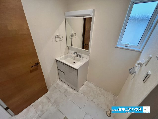 【今からご案内可能】東郷町白鳥1丁目　全2棟の独立洗面台|【洗面台】
◆鏡の裏にはたっぷりと収納スペースを標準装備！
◆電源を付属しているのでドライヤーなど利用できます。