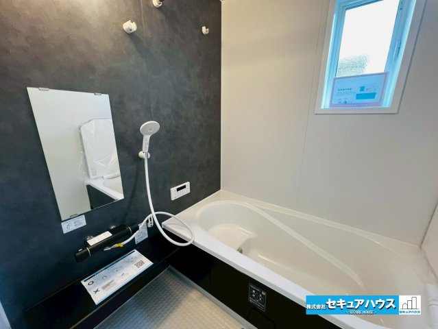 【今からご案内可能】東郷町白鳥1丁目　全2棟の浴室|【浴室】
◆アクセントパネルで落ち着きのある雰囲気を演出します。毎日の疲れを癒やすバスタイムをお楽しみ下さい！
◆窓付きで、カビの繁殖を抑える効果があります。