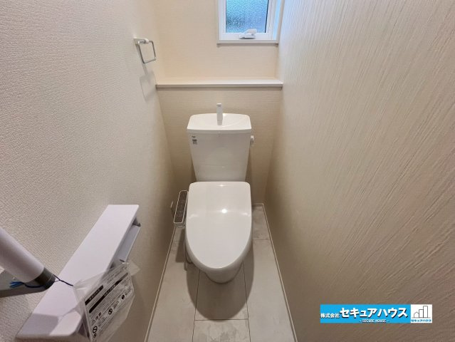 【今からご案内可能】東郷町白鳥1丁目　全2棟のトイレ|【高機能トイレ】
◆高機能トイレの多くは便器のフタの開閉が自動であり、使用後に手動で水を流す面倒もなく非常に便利です。スタイリッシュな見た目で、お掃除しやすく、節水効果が高いです。
