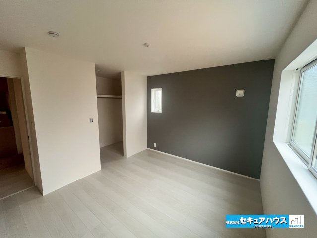 【今からご案内可能】東郷町白鳥1丁目　全2棟の洋室|【洋室】
◆広々とした居住空間は日々の暮らしを彩り、心のやすらぎと満足感を与えてくれます。通風と採光を考慮した設計は子供たちはのびのび育ち、家族でくつろぎと団らんを生み出します。