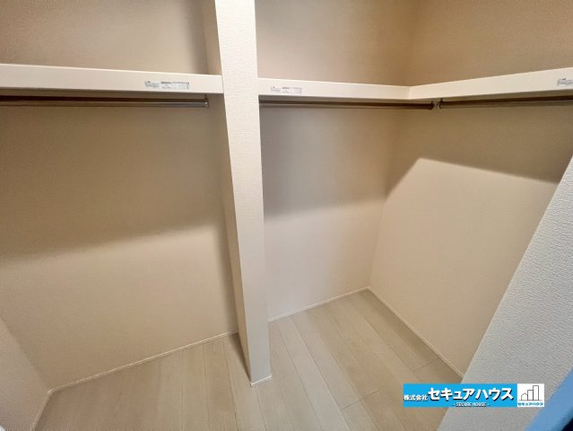 【今からご案内可能】東郷町白鳥1丁目　全2棟の収納|【ウォークインクローゼット】
◆収納力が高く、衣類だけでなく、スーツケースや季節家電などの大型の物もまとめて収納でき、衣替えの必要がなくなることも大きな利点です。