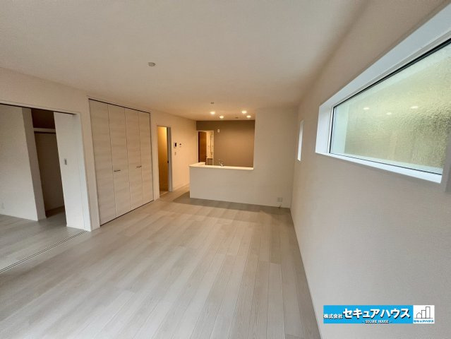 【今からご案内可能】東郷町白鳥1丁目　全2棟の居間・リビング|【LDK】
◆家族揃ってリビングで過ごすお休みの日が、楽しみになる場所となることでしょう。
対面式のオープンキッチンは、家事をしながら家族の様子が一目でわかる安心＆便利設備♪