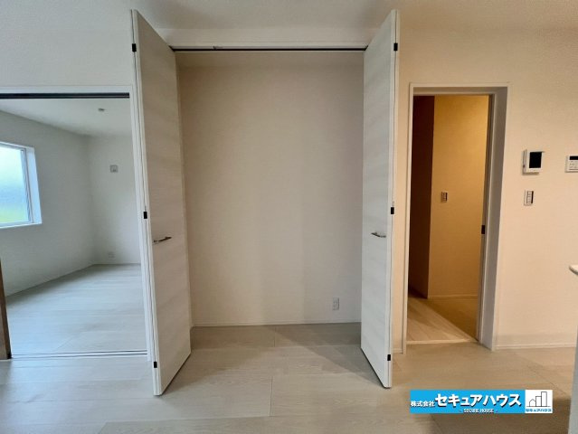 【今からご案内可能】東郷町白鳥1丁目　全2棟の居間・リビング|【LDK】
◆LDKに大きなクローゼット付きです♪掃除機など普段使うものを見えない収納できます◎