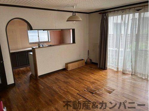 松山市越智３丁目の中古一戸建の居間・リビング|こちらのリビングで趣味の時間をお楽しみください