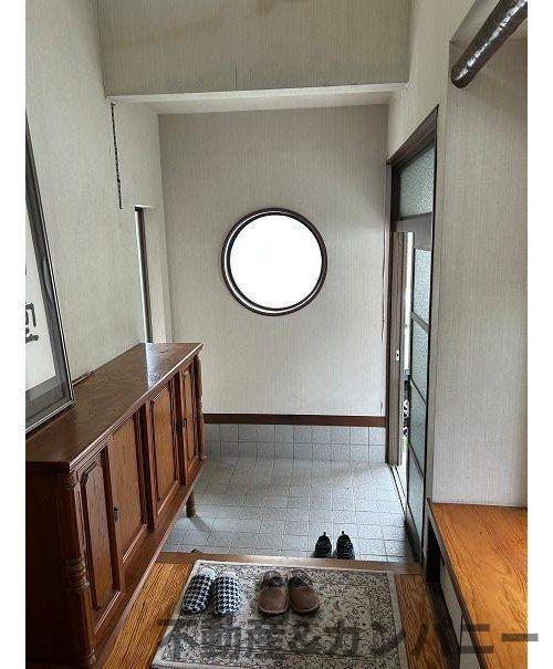 松山市越智３丁目の中古一戸建の玄関|明るい玄関です