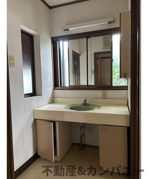 松山市越智３丁目の中古一戸建の洗面所|コンパクトで使いやすい洗面所