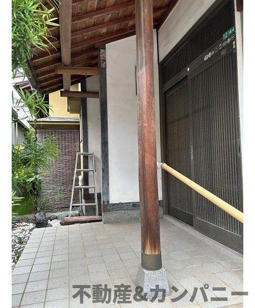 松山市越智３丁目の中古一戸建の玄関|収納もある玄関です