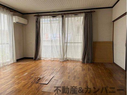 松山市越智３丁目の中古一戸建の居間・リビング|リビングです