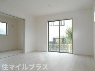 【居間・リビング】 | 郡山市安積町南長久保1丁目新築一戸建て3棟 | ゆったり過ごせるリビングです