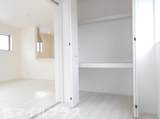 【洋室】 | 郡山市安積町南長久保1丁目新築一戸建て3棟 | 明るい洋室です