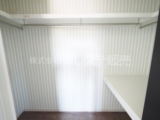 【収納】 | 生駒市あすか野南３丁目の新築一戸建 全２区画 | 現地写真（Ｂ号地２階洋室・ウォークインクローゼット）主寝室に大容量のＷＩＣを配置♪