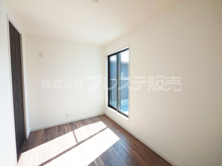 【洋室】 | 生駒市あすか野南３丁目の新築一戸建 全２区画 | 現地写真（Ｂ号地２階洋室）