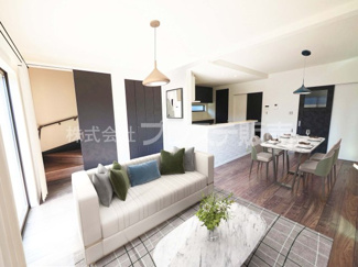 【居間・リビング】 | 生駒市あすか野南３丁目の新築一戸建 全２区画 | 現地写真（Ｂ号地リビング）ＬＤＫ19.2帖！南向きですので、陽あたり良好です♪