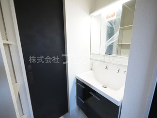 【洗面所】 | 生駒市あすか野南３丁目の新築一戸建 全２区画 | 現地写真（Ｂ号地洗面）シャワー付き洗面化粧台