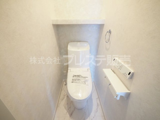 【トイレ】 | 生駒市あすか野南３丁目の新築一戸建 全２区画 | 現地写真（Ｂ号地１階トイレ）温水洗浄便座を標準装備！