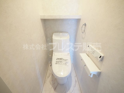 【トイレ】 | 生駒市あすか野南３丁目の新築一戸建 全２区画 | 現地写真（Ｂ号地１階トイレ）温水洗浄便座を標準装備！