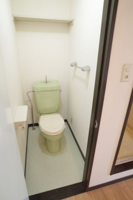 【トイレ】 | フィールドハウス末広　弐番館 | 上部収納棚付きの便利トイレ。