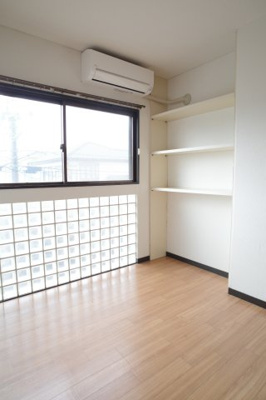 【内装】 | フィールドハウス末広　弐番館 | 広い部屋だけに明り取りのライトコープも。あとラックも便利。