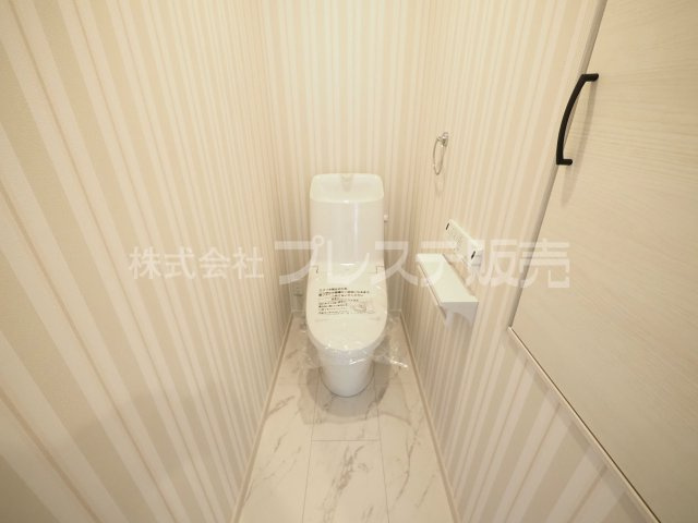 生駒市あすか野南３丁目の新築一戸建のトイレ|現地写真（Ａ号地１階トイレ）温水洗浄便座を標準装備！