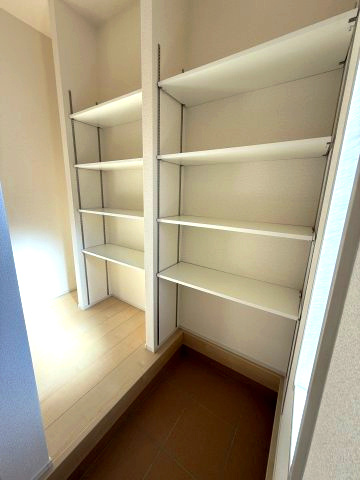 リーブルガーデンＳ第11　前橋市富士見町時沢　1号棟の玄関|第二玄関としても利用できるシューズインクローク付き！
靴以外にも趣味の道具の収納に便利！