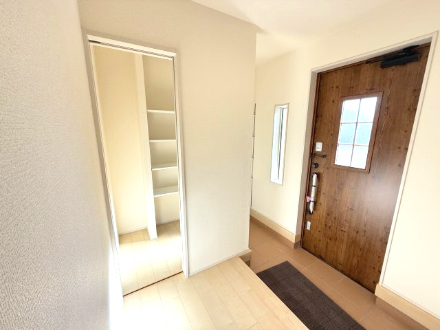 リーブルガーデンＳ第11　前橋市富士見町時沢　1号棟の玄関|広々した玄関です。収納もたっぷりございます。