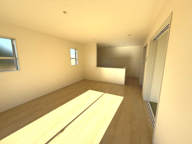 リーブルガーデンＳ第11　前橋市富士見町時沢　1号棟の居間・リビング|ゆったり過ごせる16帖リビング♪人気の対面式キッチンを配した空間はお好みの家具も合わせやすく、家族がくつろぐ快適な空間造りをサポート。窓からは明るい陽光が差し込みます。